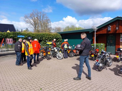 13 Aankomst bij Museum ,, De Borkeld,, in Holten.jpg