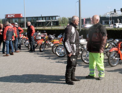 10-Organisator John Brendel in gesprek met Herman te vaarwerk.JPG