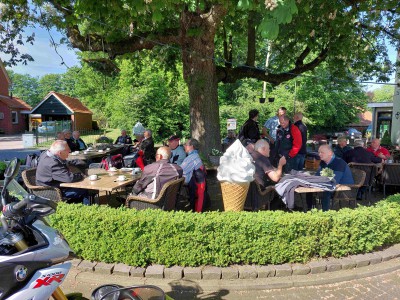 10-Koffie en een praatje voor het vertrek bij Winkelman in Buurse.jpg