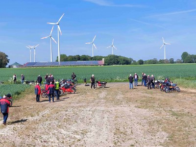 14-Pauze. Op de achtergrond windmolens en een dak met zonnepanelen.jpg