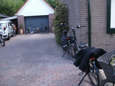 61-De fietsen van de dames.JPG