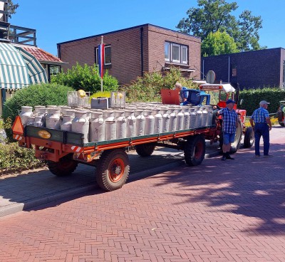 70-Platte ,,autowagen,, met melkbussen..jpg