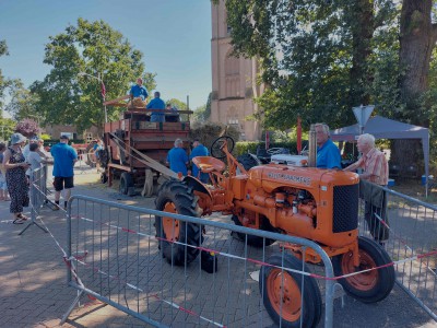 71-Dorsmachine aangedreven door een tractor.jpg