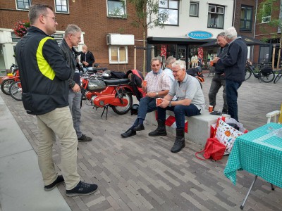 2 Praatje maken....ouwe jongens krentenbrood.jpg