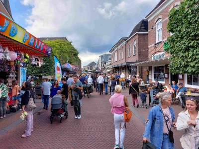 30-1 Gezellige drukte op de braderie.jpg