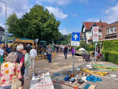 30-2 Op de voorgrond stand met onderdelen.jpg