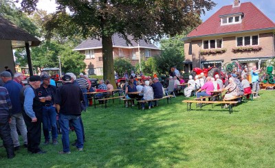 30-4 Ook op de wei is het druk..jpg