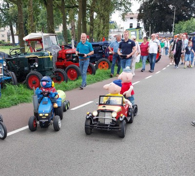 40-1 Links Cookie monster en rechts Buurman en Buurman. Afstand bestuurd.jpg