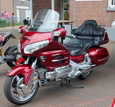 40-4 Honda Goldwing van een clublid die ook op Kreidler rijd.jpg