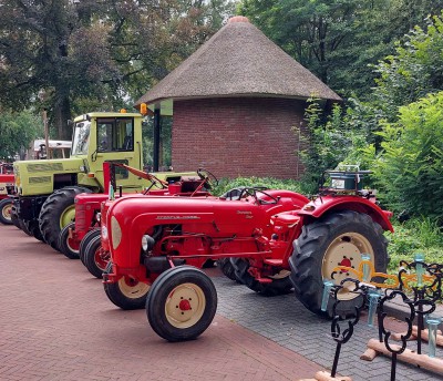 50-2 Voorgrond Porsche Tractor. Achteraan  Mercedes MB Trac.jpg