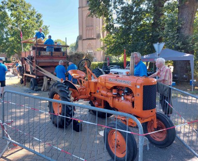 80-1 Dorsstraat Aangedreven door een Allis Chalmers trekker.jpg