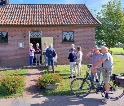 5 Mooi weer en zoals altijd tijd voor een praatje.jpg