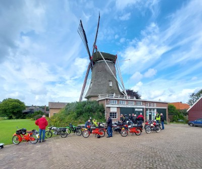 10 Pauze van de brommerrijders bij de Lindese molen.jpg