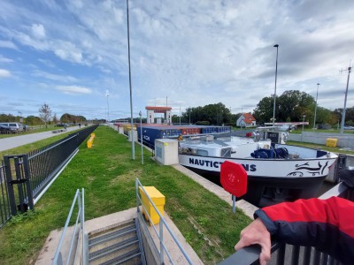 33-1 Schip is volledig de sluis ingevaren.jpg