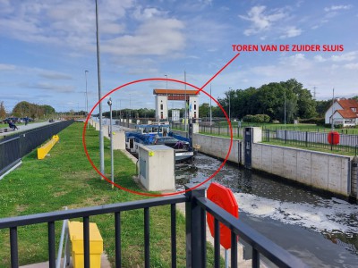 34 Een schip vaart de Noorder sluis uit.jpg