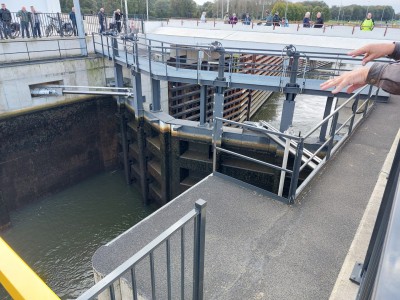 37 Puntdeuren van de Noorder sluis De sluis is leeg.jpg